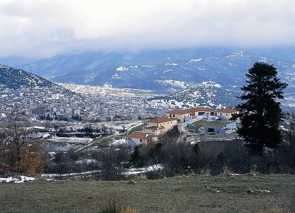Avaris Hotel Karpeníszi Kültér fotó