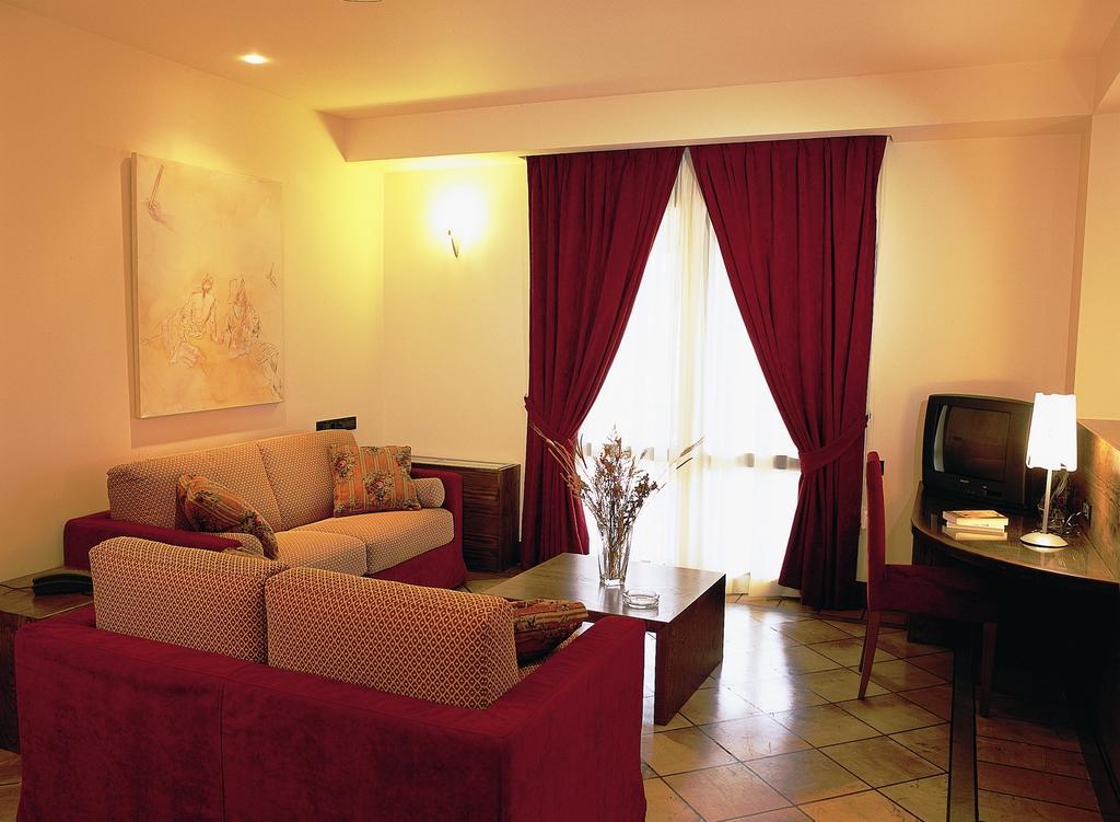 Avaris Hotel Karpeníszi Kültér fotó